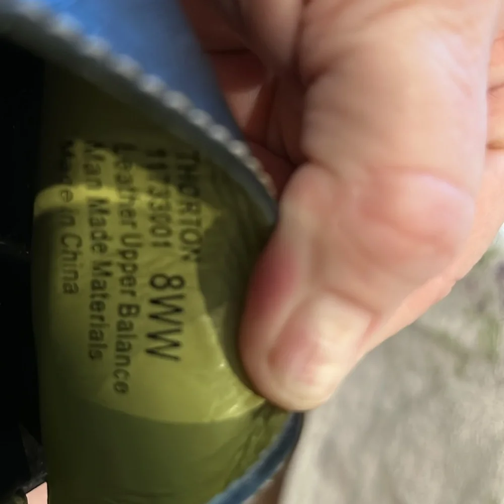 Naturalizer slip on sandals.  Size 8 WW - Picture 7 of 7